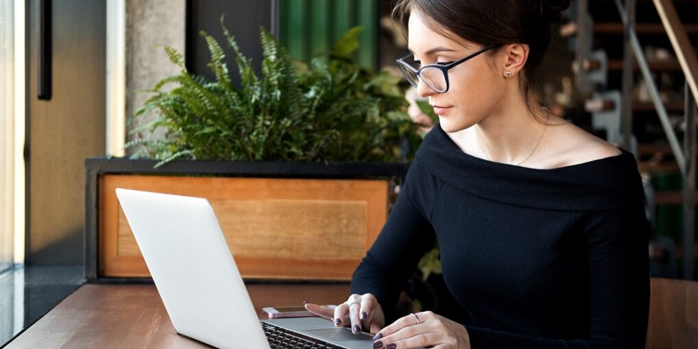 woman-on-computer