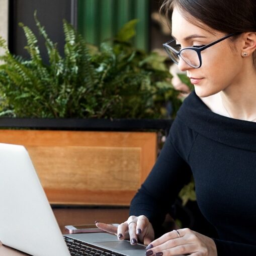 woman-on-computer